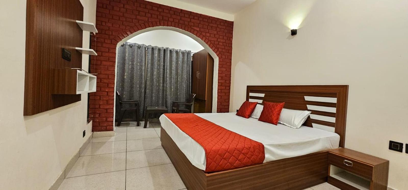 Golden Himalaya Homestay Каусані Екстер'єр фото