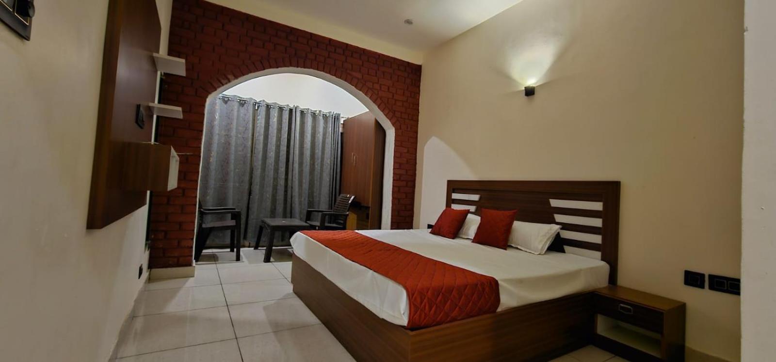Golden Himalaya Homestay Каусані Екстер'єр фото