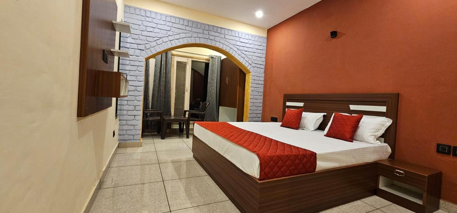 Golden Himalaya Homestay Каусані Екстер'єр фото