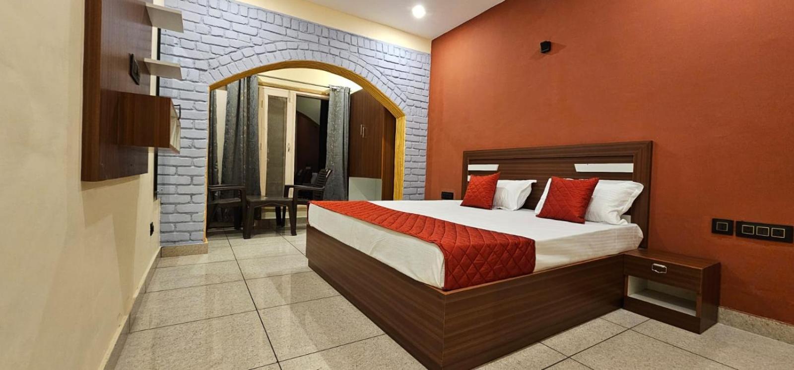 Golden Himalaya Homestay Каусані Екстер'єр фото